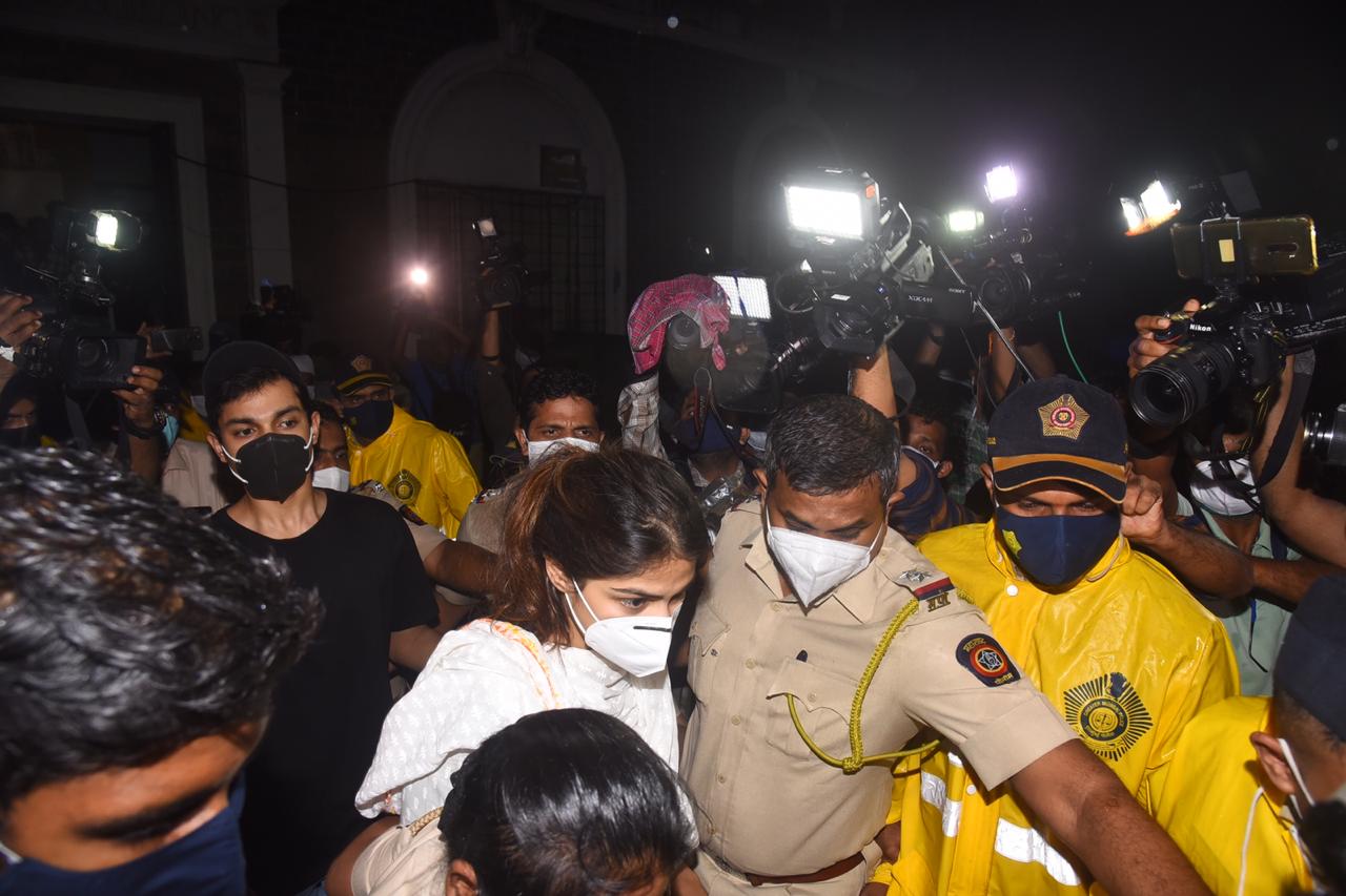 मीडिया चैनल्स के खिलाफ रिया ने अधिकारिक तौर पर कराया रिपोर्ट दर्ज