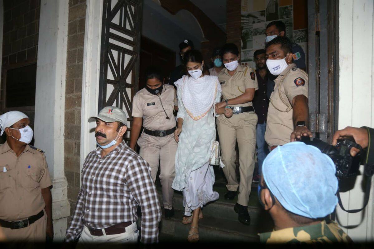 मीडिया चैनल्स के खिलाफ रिया ने अधिकारिक तौर पर कराया रिपोर्ट दर्ज