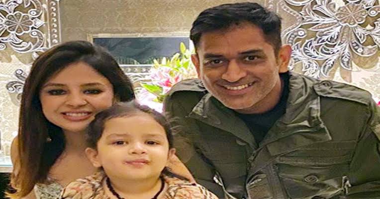 जीवा के हाथों में नन्हा बेबी देख फैंस ने धोनी को दी दोबारा पापा बनने की बधाई, लेकिन.....