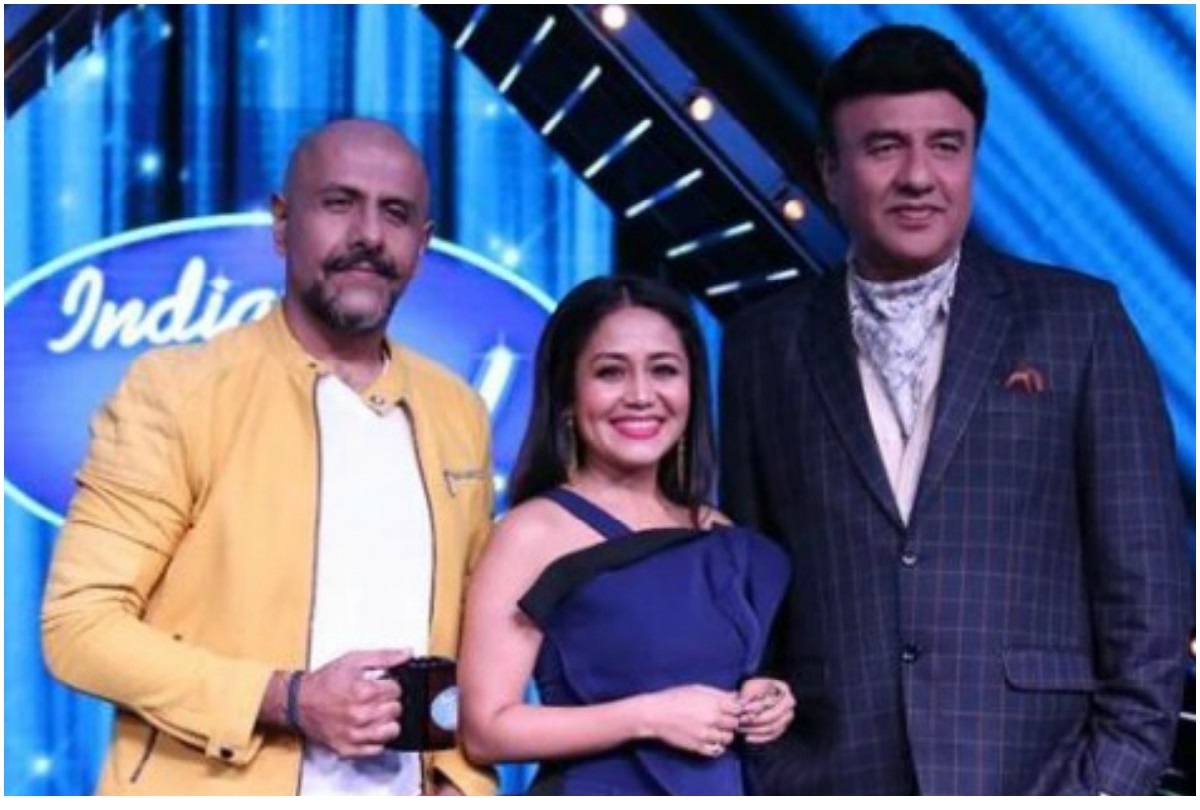रियलिटी शो के स्टेज पर सो रही थीं नेहा कक्कड़, एक शख्स ने चुपके से बना डाला Video, हुआ वायरल