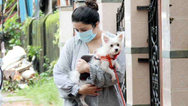 बिना मेकअप नजर आईं करीना कपूर, आँख के नीचे साफ दिखा काला धब्बा, देखें तस्वीरें