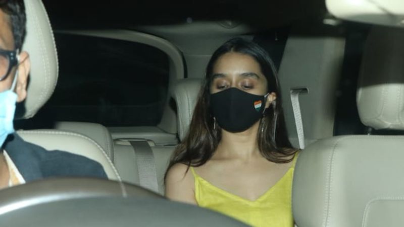 बिना मेकअप नजर आईं करीना कपूर, आँख के नीचे साफ दिखा काला धब्बा, देखें तस्वीरें