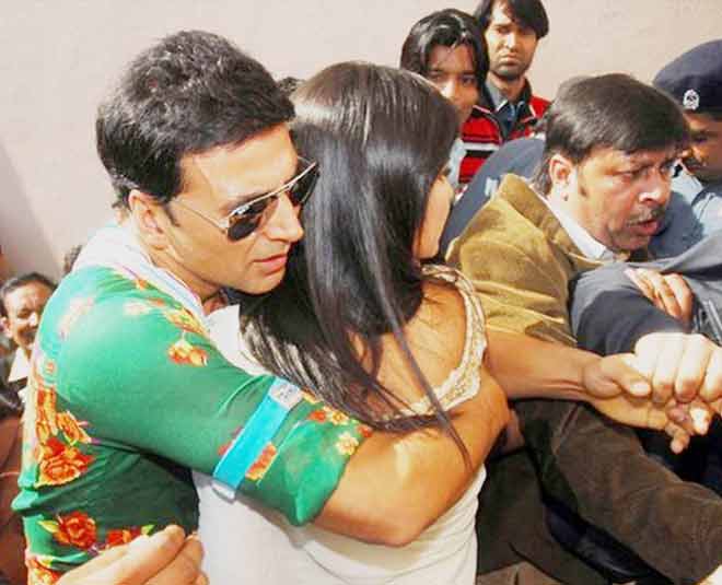 बॉलीवुड की ये 10 अभिनेत्रियां जो हो चुकी है भीड़ में छेड़खानी का शिकार