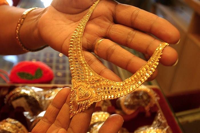 Gold Price : सोना खरीदने का सुनहरा मौका, भाव में आई उम्मीद से ज्यादा गिरावट