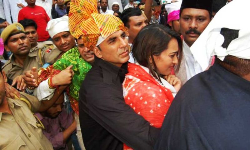 बॉलीवुड की ये 10 अभिनेत्रियां जो हो चुकी है भीड़ में छेड़खानी का शिकार