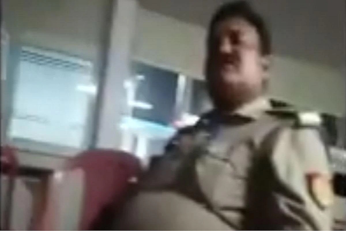 कानपुर: चौकी में बैठकर पुलिस की वर्दी में शराब पी रहे दरोगा का वीडियो वायरल