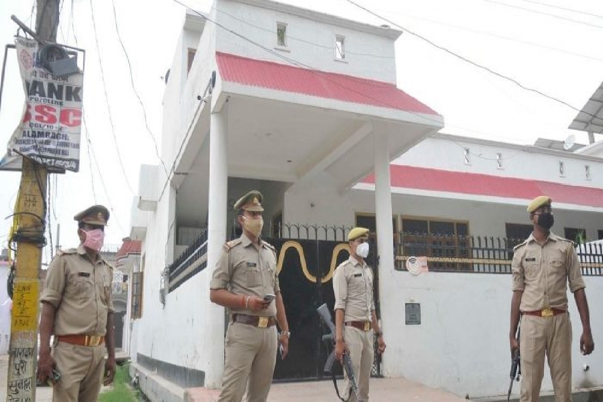 बड़ा खुलासा: विकास दुबे ने फर्जी नाम से खोल रखे थे बैंक खाते, इतने पैसों की करता था ट्रांजेक्शन