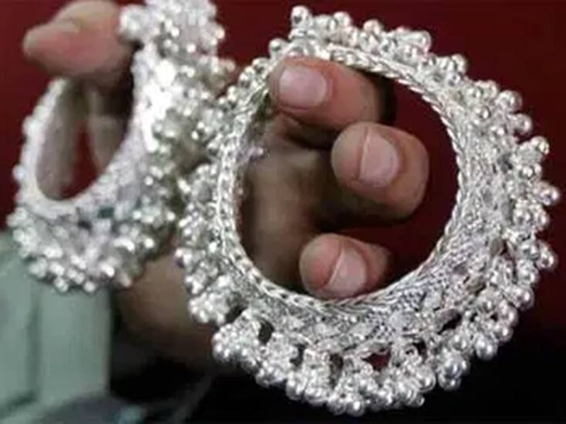 Gold Price: सोना पहली बार हुआ इतना सस्ता, 1 दिन में 1898 रुपया सस्ता हुआ चांदी