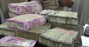 मेट्रो स्टेशन पर Cisf ने बैग से भरे पैसे के साथ एक आदमी को किया गिरफ्तार, उसके बाद जो हुआ सब रह गये हैरान