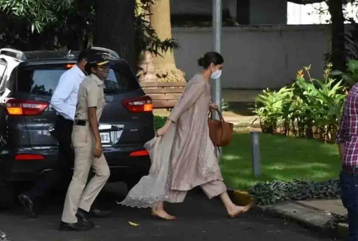 एनसीबी के इन सवालों से दीपिका की बोलती हुई बन्द, बहने लगे आंसू