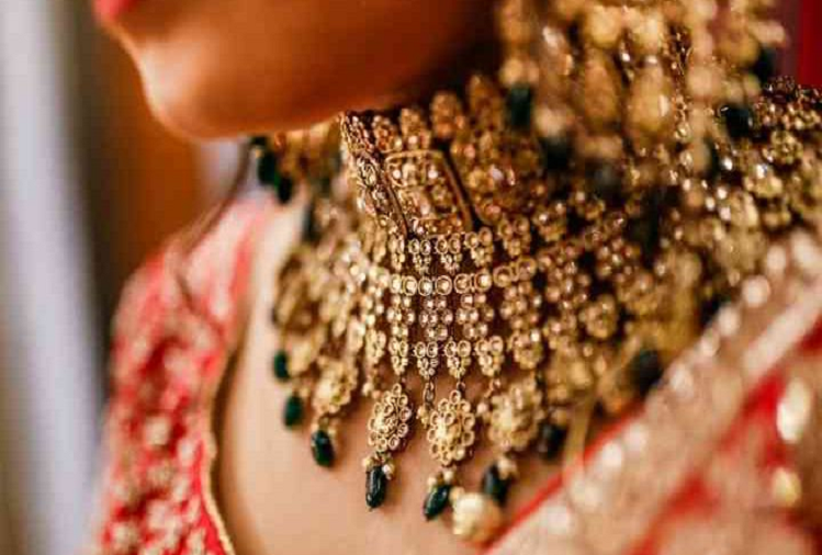 Gold Price : सोने के दाम में आई अब तक की सबसे ज्यादा गिरावट, खरीदने में न करें देरी
