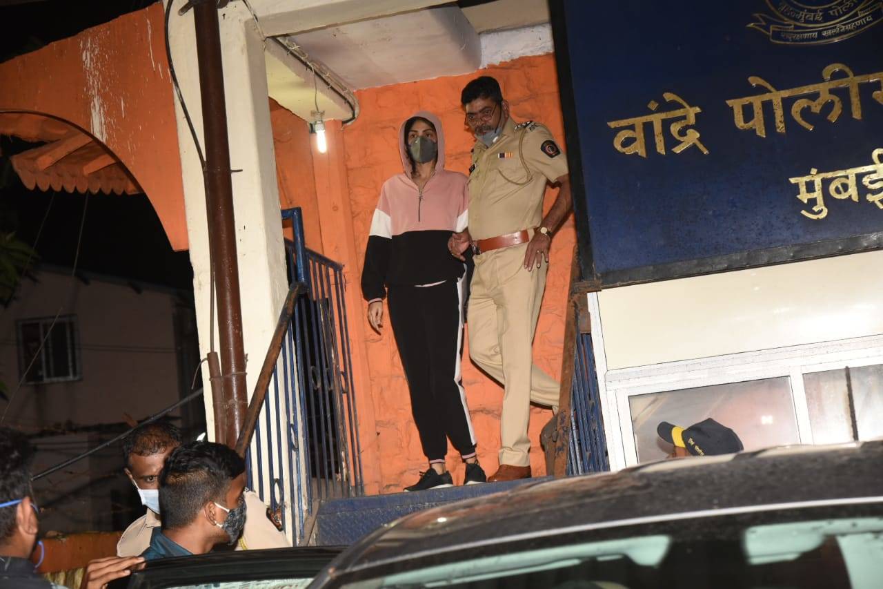 रिया के F.i.r पर सुशांत के परिवार ने दिया ये जवाब, बुरी फंस सकती है अभिनेत्री