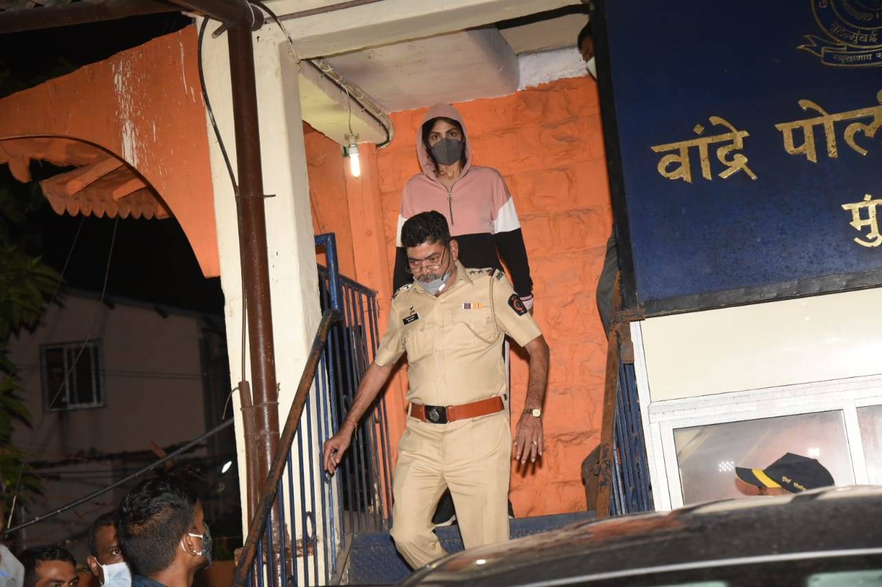 रिया के F.i.r पर सुशांत के परिवार ने दिया ये जवाब, बुरी फंस सकती है अभिनेत्री