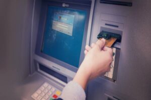 Sbi ने बदल दिए Atm से कैश निकालने के नियम बदले, साथ में ले जाएं मोबाइल नहीं तो नहीं निकलेगा पैसा