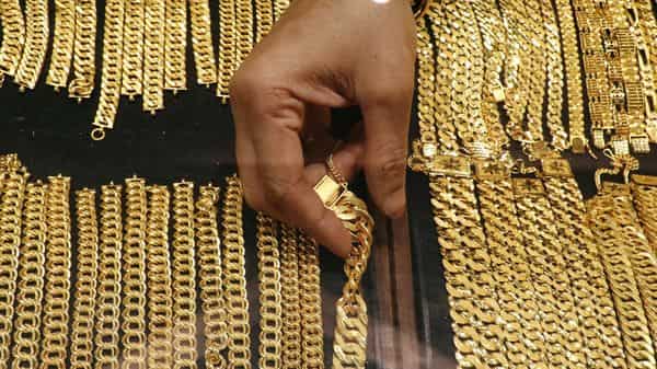 मध्य प्रदेश के गोल्ड मैन को सोना पहनने का शौक पड़ा महंगा, पुलिस ने किया ऐसा सलूक