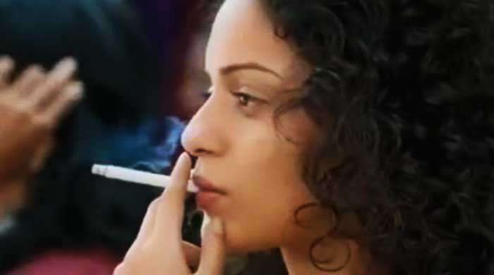 E बॉलीवुड के वो सितारे जो ऑनस्क्रीन भी कई फिल्मों में नशा करते हुए नजर आ चुके हैं, देखिए तस्वीरें