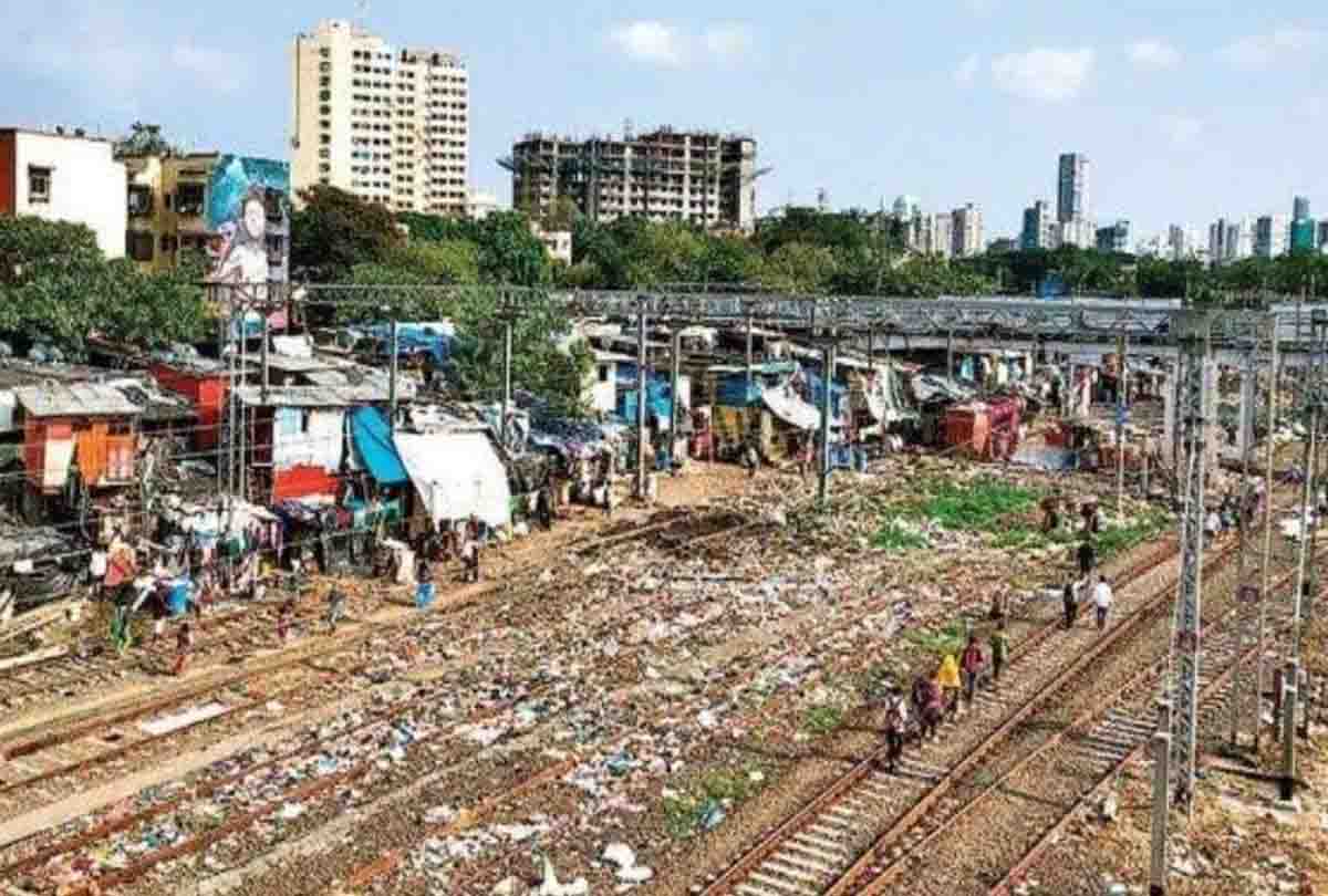 सुप्रीम कोर्ट का निर्देश, तीन माह में हटाएं रेल पटरियों के किनारे 48,000 झुग्गी बस्तियां