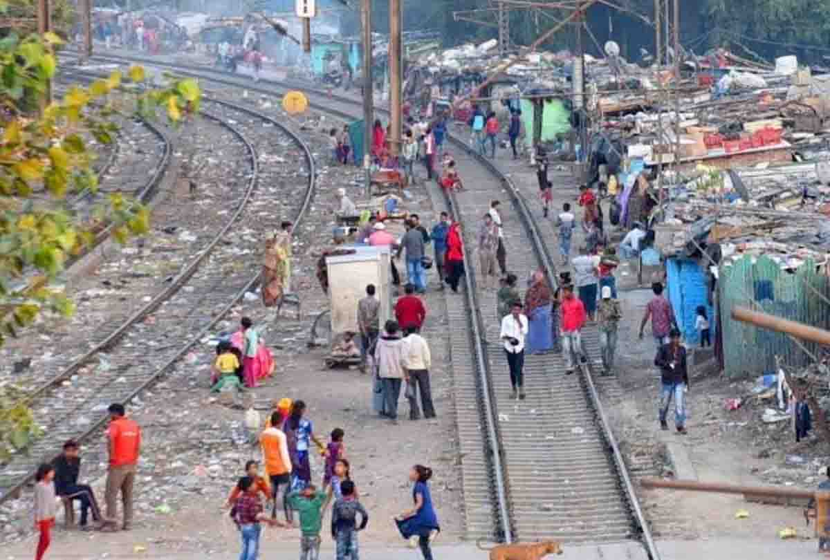सुप्रीम कोर्ट का निर्देश, तीन माह में हटाएं रेल पटरियों के किनारे 48,000 झुग्गी बस्तियां