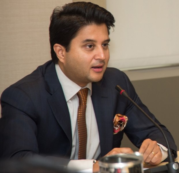 जानिए कौन है ये महिला जिसे सिंधिया ने भाजपा ऑफिस में लगाया गले