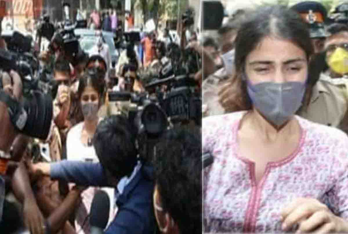 एनसीबी ऑफिस पहुंचते ही पत्रकारों से घिरीं रिया, ऋचा चड्ढा ने कहा- भाड़ में जाए....