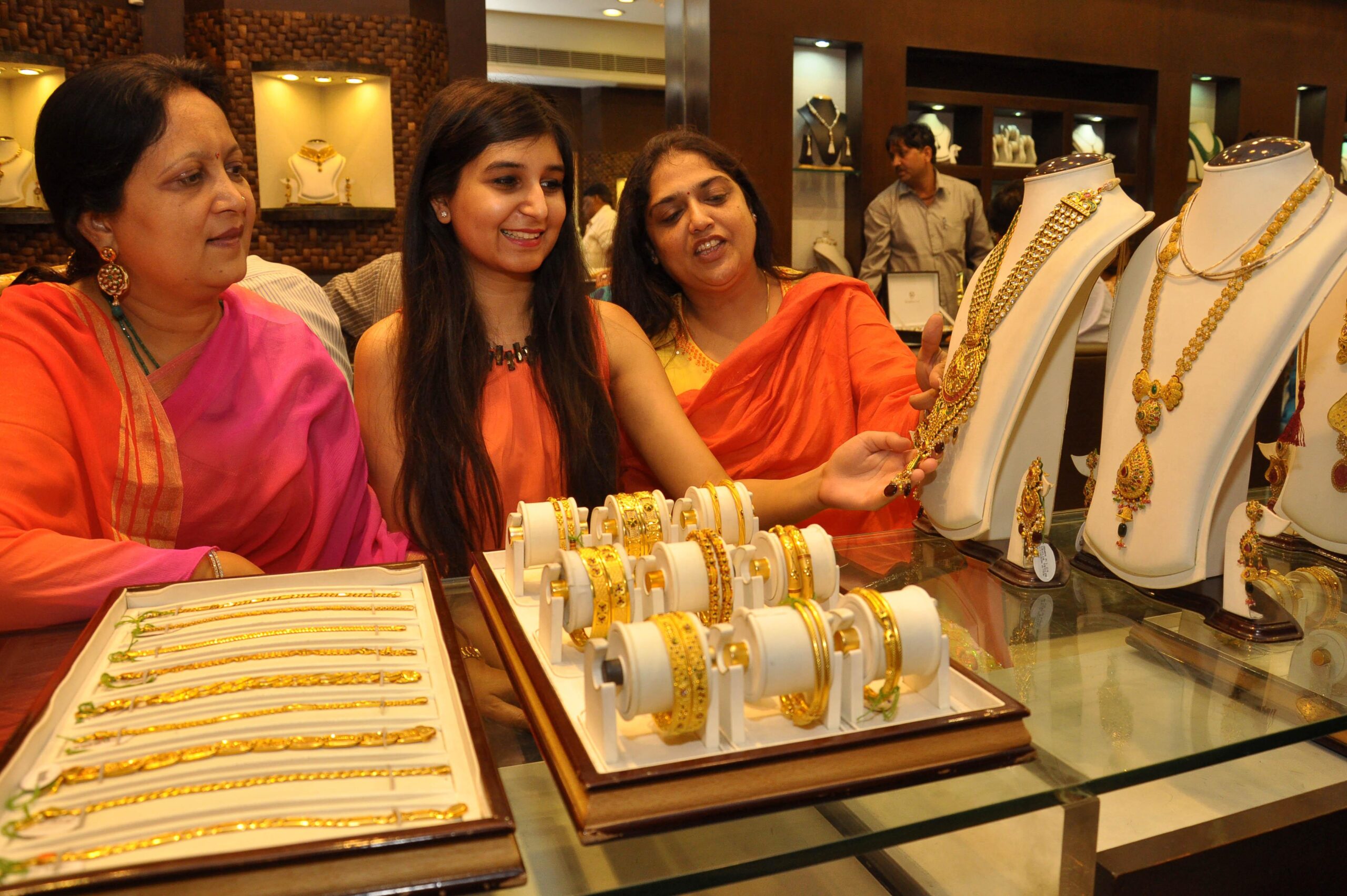 Gold Price: 5500 सस्ता हुआ सोना, अब मात्र इतने रूपये में खरीदें 10 ग्राम