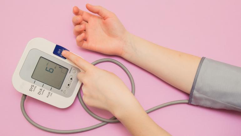 अगर आप भी हैं Blood Pressure की समस्या से परेशान, तो अपनाएं ये आसान तरीका, बिना दवाई के होगा कंट्रोल