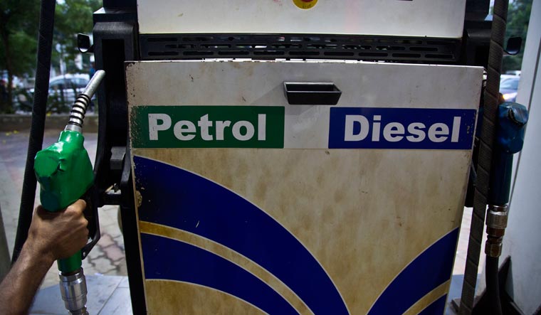 Today Petrol And Diesel Price : पेट्रोल और डीजल हुआ सस्ता, जानिए अपने शहर में तेल का भाव
