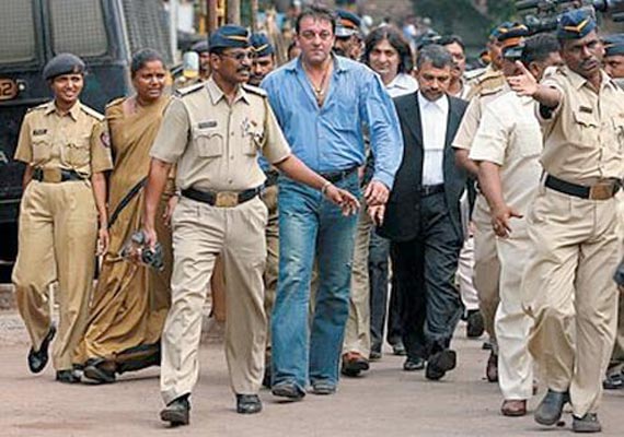 रिया के वकील सतीश मानशिंदे ने बताया कैसे भर रही हैं फ़ीस