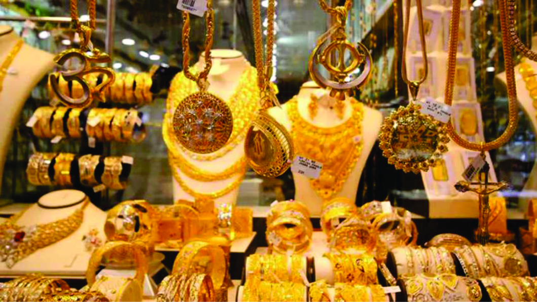 Gold Price: सोना पहली बार हुआ इतना सस्ता, 1 दिन में 1898 रुपया सस्ता हुआ चांदी