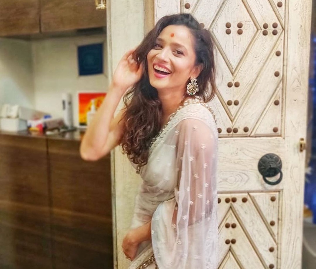 अंकिता लोखंडे ने शेयर की सफेद साड़ी में तस्वीर, लोगों ने कहा सुशांत......