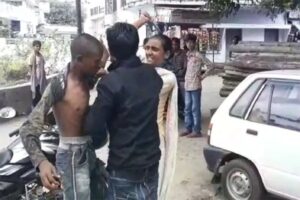 उत्तर प्रदेश : युवती ने सरेआम कर दी लड़के की चप्पलों से पिटाई, जानिए वजह