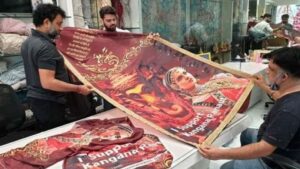 सुरत के व्यपारी ने कंगना के सपोर्ट में निकाली ‘मणिकर्णिका’ प्रिंट वाली साड़ी