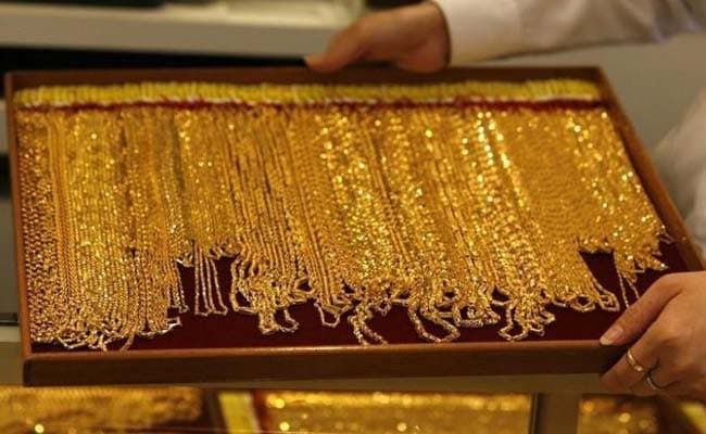 Gold Price: सोना पहली बार हुआ इतना सस्ता, 1 दिन में 1898 रुपया सस्ता हुआ चांदी