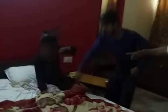 होटल में पत्नी को प्रेमी संग पकड़ा, पहले थप्पड़, फिर एक मिनट में मारे 31 चप्पल