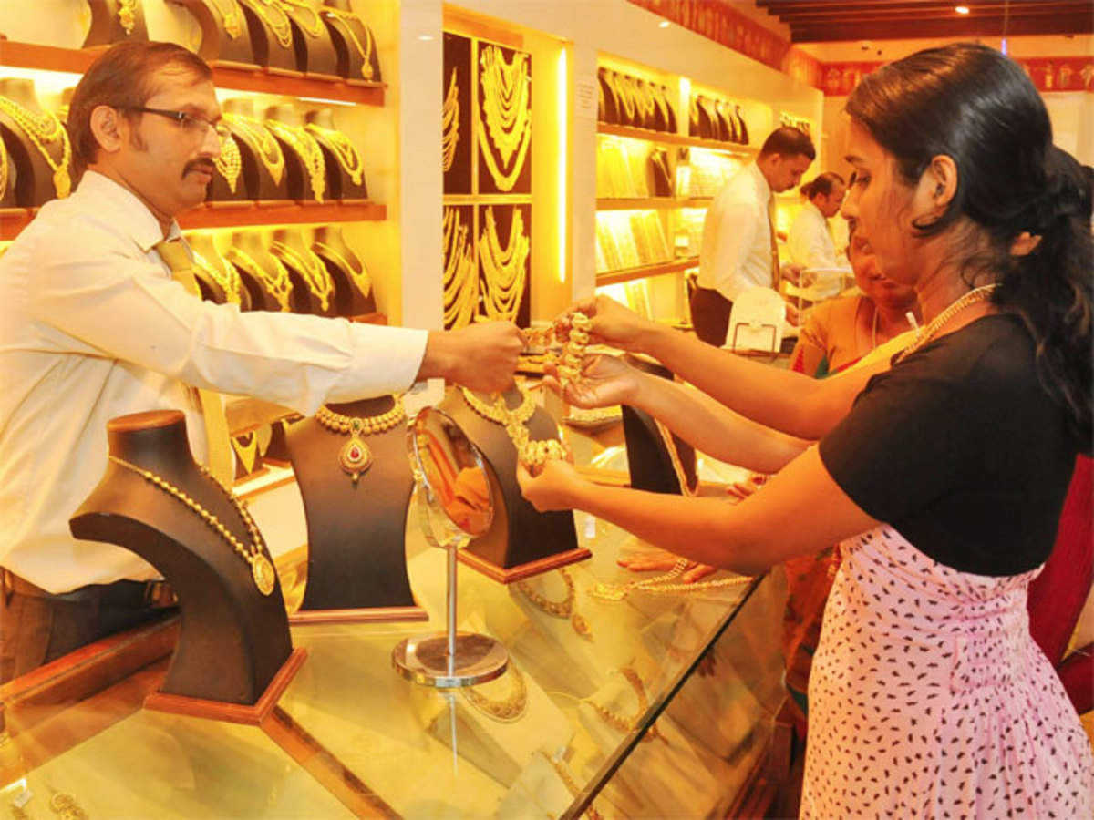 Gold Price : सोने और चांदी के दाम में आई भारी गिरावट, मात्र इतने रूपये में खरीदें 1 तोला