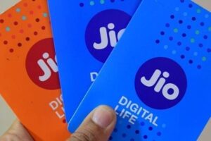 Jio और Airtel की प्रतिस्पर्धा में उपभोक्ताओं को फायदा, जाने किसका प्लान है सस्ता