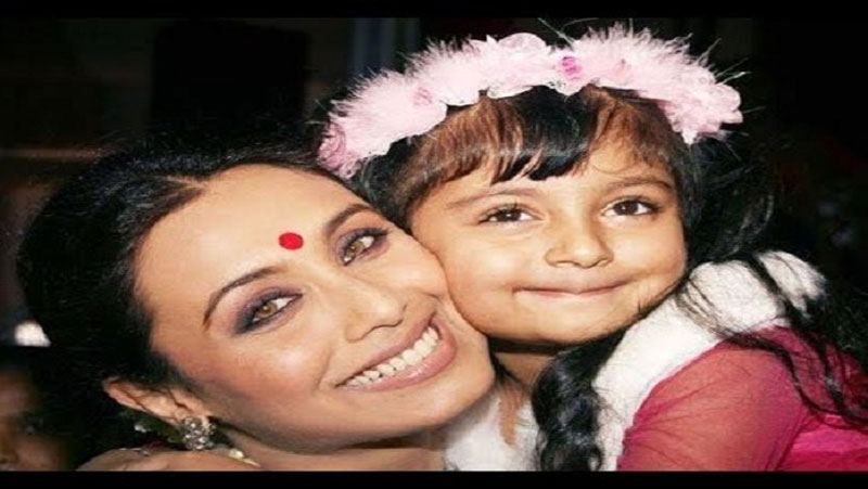 कैमरे के सामने आई रानी मुखर्जी की बेटी, खूबसूरती में तैमूर को भी देती है मात