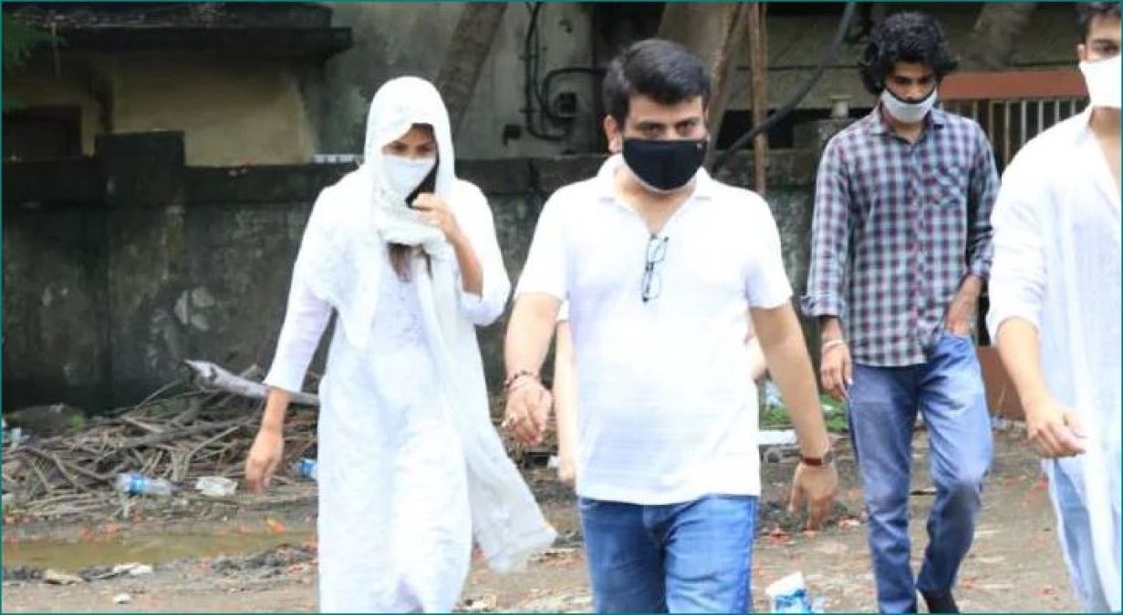 कौन है सूर्यदीप मल्होत्रा, जिसकी वजह से बुरी फंस सकती हैं रिया चक्रवर्ती