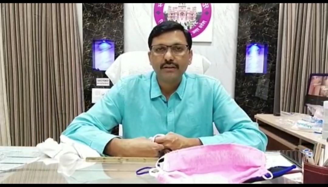 धान बेचने किसान के वेश में केंद्र पर पहुंचे डीएम, मिली थी शिकायत