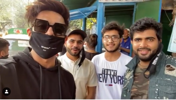 बाबा का ढाबा पहुंचे आयुष्मान खुराना के भाई अपारशक्ति खुराना, पहुंच निभाया अपना वादा