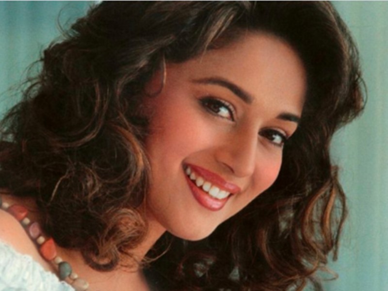 इस एक्टर की वजह से अमिताभ बच्चन जैसे बड़े एक्टर की वजह से काम नहीं कर पाई माधुरी दीक्षित