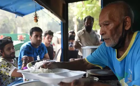 बाबा का ढाबा पहुंचे आयुष्मान खुराना के भाई अपारशक्ति खुराना, पहुंच निभाया अपना वादा