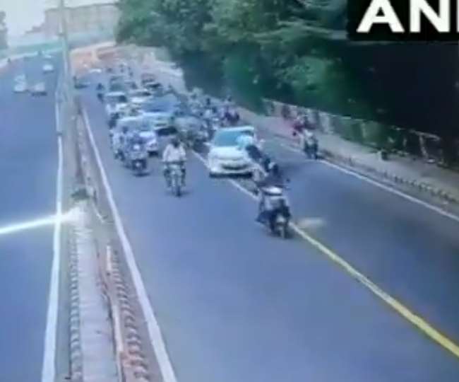 दिल्ली की सड़क पर दिखा ये दिल दहला देने वाला वीडियो, 500 मीटर तक चलती कार के बोनट पर लटका रहा पुलिसकर्मी, देखें Video
