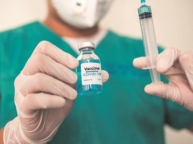 हेल्थ मिनिस्टर ने बताया कब तक आएगी कोरोना वैक्सीन और किसे मिलेगी सबसे पहले