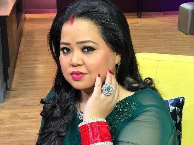कृष्णा और सुमोना चक्रवर्ती करा रहे थे फोटोशूट, तभी भारती ने कहा- इन्हे शर्म आनी चाहिए