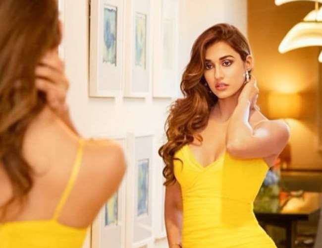 दिशा पटानी ने पीले रंग की बिकिनी में मचाई धमाल, देख हो जाएंगे मोहित