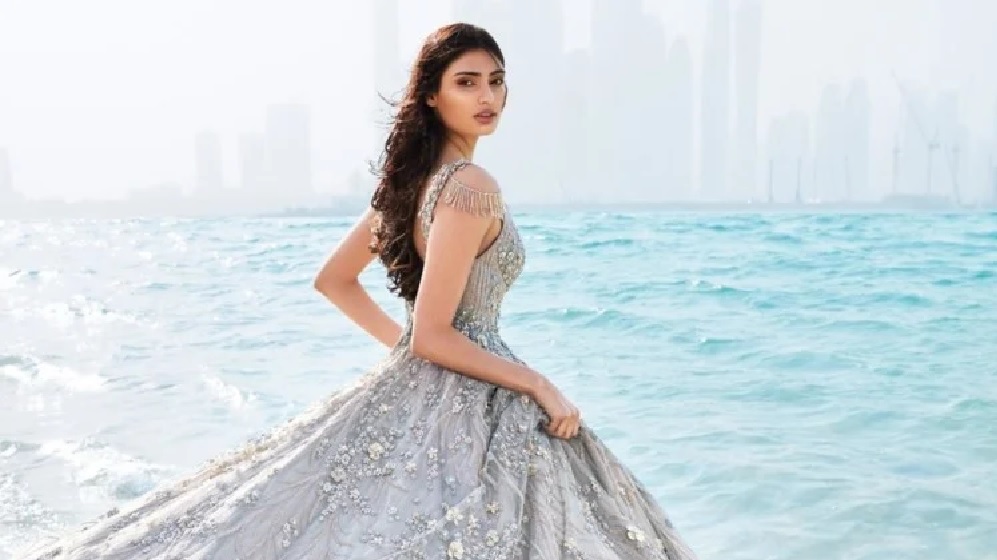Cricketer KL Rahul's girlfriend athiya shetty poses in a gorgeous look viral on social media