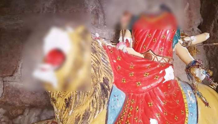 पाकिस्तान में कट्टरपंथियों ने मंदिर में की तोड़फोड़, मां दुर्गा की मूर्ति को तोड़ा