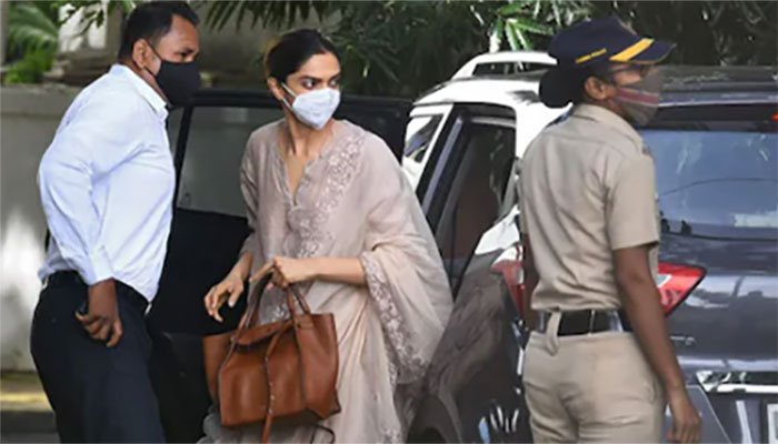ड्रग्स मामला: दीपिका पादुकोण की मैनेजर करिश्मा प्रकाश के घर पर Ncb की रेड, ड्रग्स की कंजप्शन क्वांटिटी बरामद