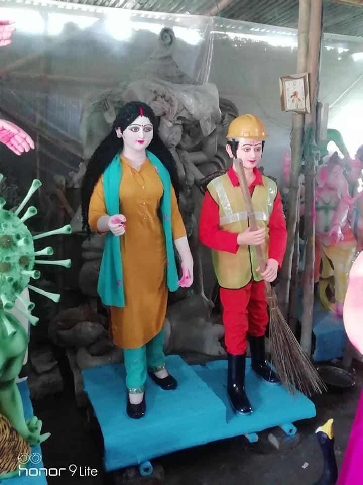 कोलकाता के एक पंडाल में डॉक्टर के रूप में आई माता रानी, पुलिस बने गणेश जी